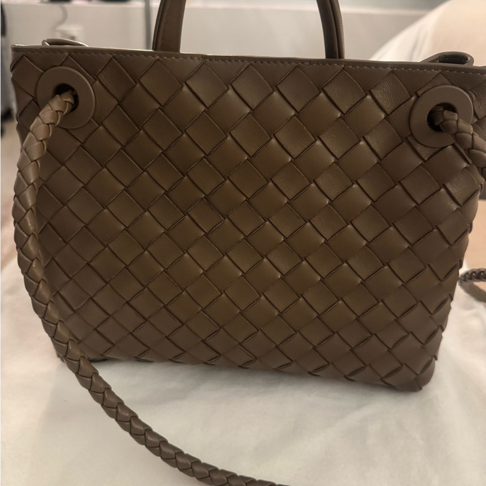 BOTTEGA VENETA
Andiamo small intrecciato leather tote - Picture 6 of 11